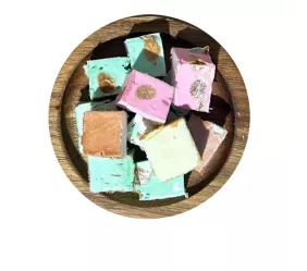Weiche Nougat mit verschiedenen Farben & Tortefied-Mandeln - Eimer 5 kg