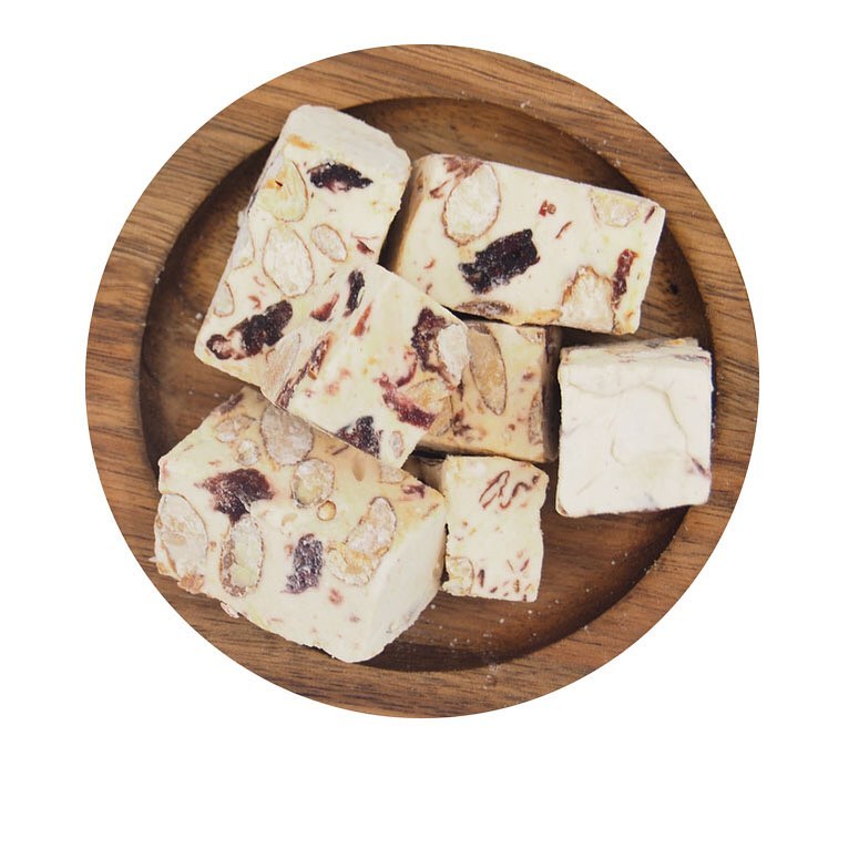 Nougat aux noisettes, aux amandes et cranberry, amandes et c…