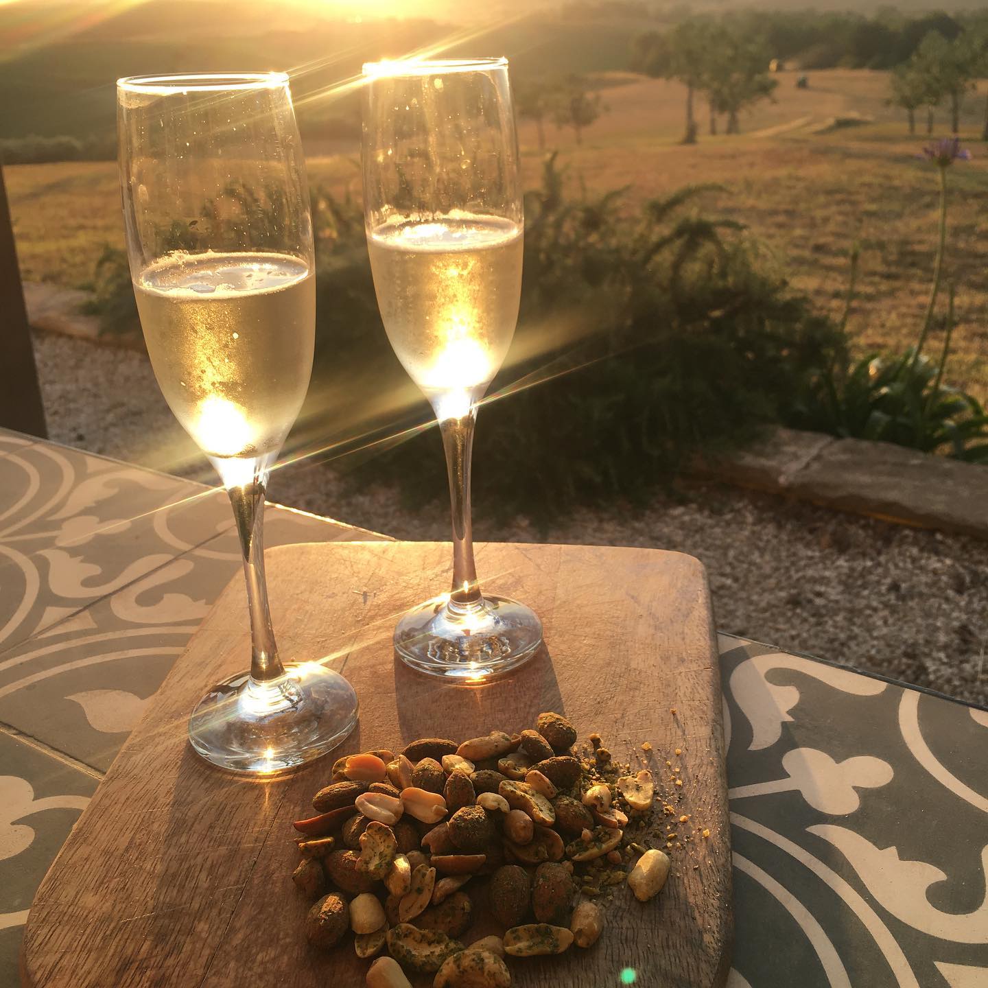 Apéro du jeudi ! Prosseco et fruits secs. La simplicité 👌 S…