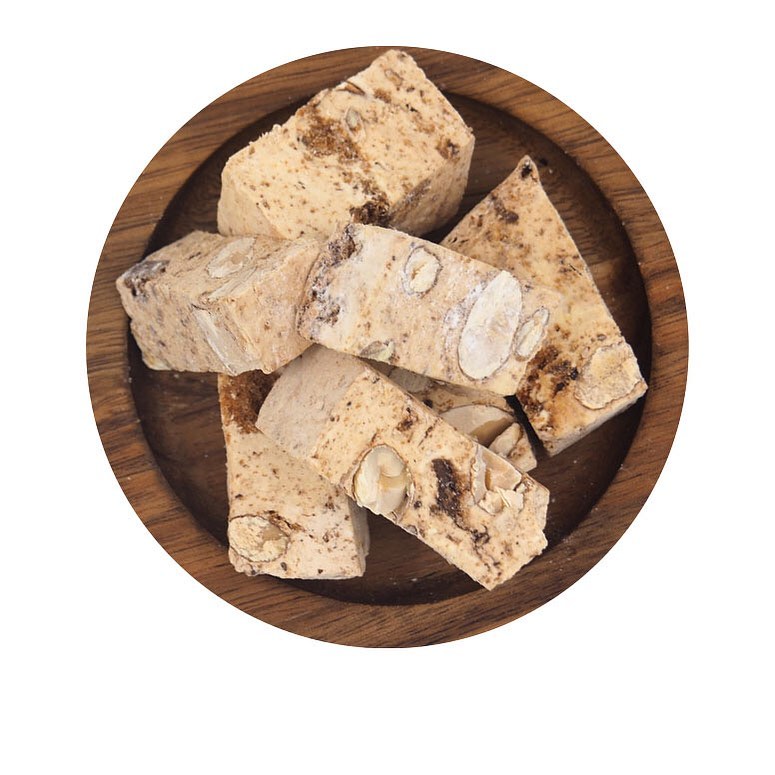 Nougat aux amandes et cookies, noisettes, aux amandes et cra…